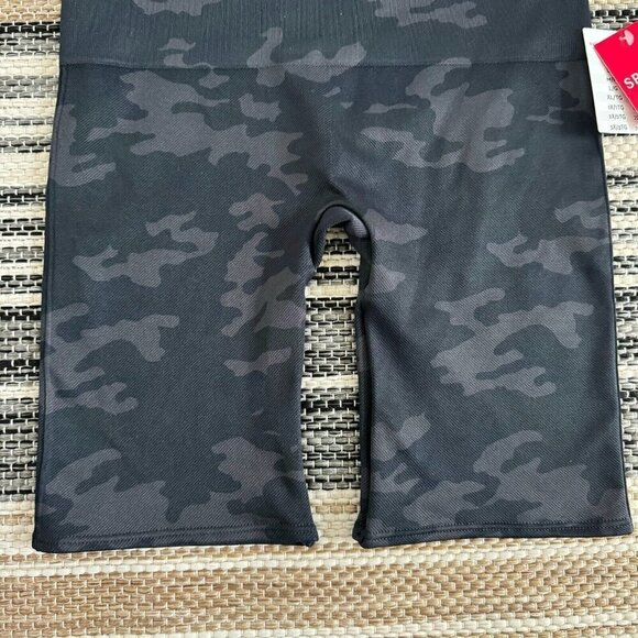 Spanx Look At Me Now Women's Bike Short in Black Camo Pull On Size Medium - Picture 3 of 11